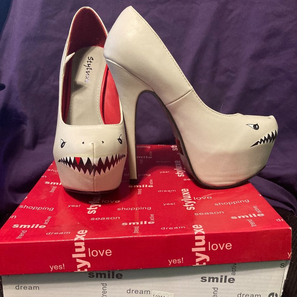 Styluxe SHARK HEELS Grey Platforms Size 7